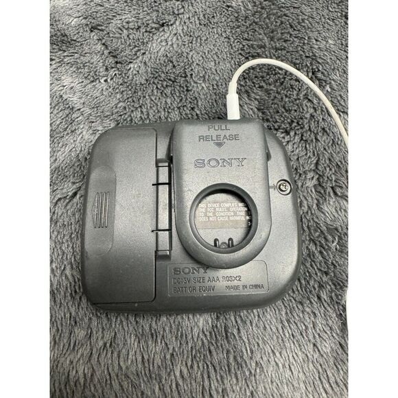 Vintage Compact Sony Am/FM Walkman with Apple Earpods w/Mic. Works great!  Runs - Picture 3 of 4
